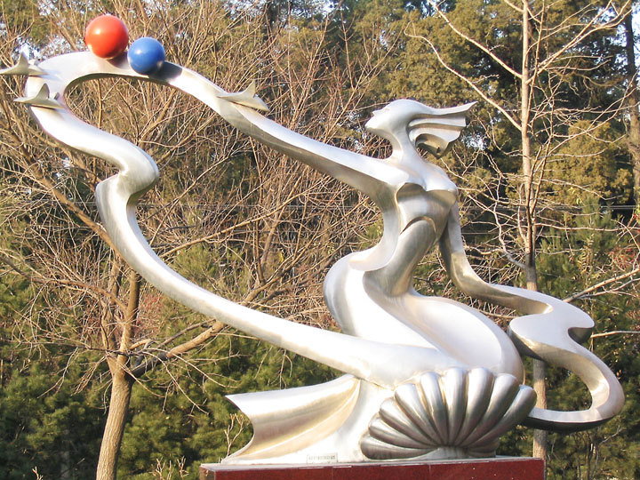 北京林业大学的雕塑—青春