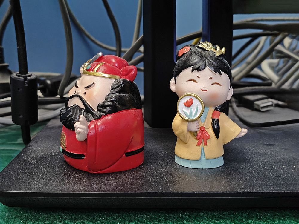 办公桌上的钟馗大师和薛姑娘（20260106）